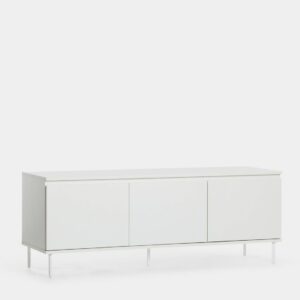 El mueble TV Esben es sinónimo de personalidad.  Es una pieza de diseño propio creada por el equipo de Klast Home. Su color blanco y sus patas en metal color blanco le aportan un estilo moderno sofisticado que respira tendencia. Sus puertas batientes con tirador uñero integrado permiten abrir y cerrar facilmente y ocultar el contenido. Dispone de gran capacidad para poder almacenar tus accesorios multimedia o libros. Visita el resto de la colección y completa el look.