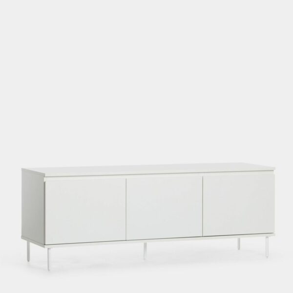 El mueble TV Esben es sinónimo de personalidad.  Es una pieza de diseño propio creada por el equipo de Klast Home. Su color blanco y sus patas en metal color blanco le aportan un estilo moderno sofisticado que respira tendencia. Sus puertas batientes con tirador uñero integrado permiten abrir y cerrar facilmente y ocultar el contenido. Dispone de gran capacidad para poder almacenar tus accesorios multimedia o libros. Visita el resto de la colección y completa el look.