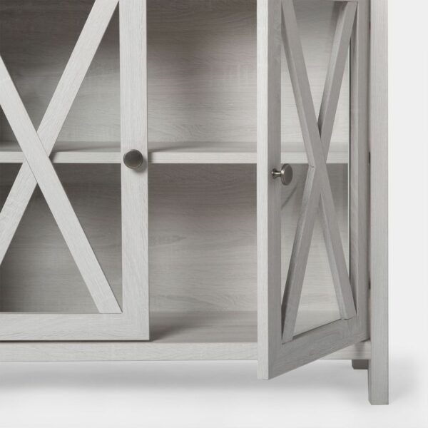 comedor o cocina. Sus dos cajones y dos puertas acristaladas son perfectas para guardar y exponer el menaje del hogar. Si quieres conseguir el look completo combínalo con el resto de muebles de la colección.