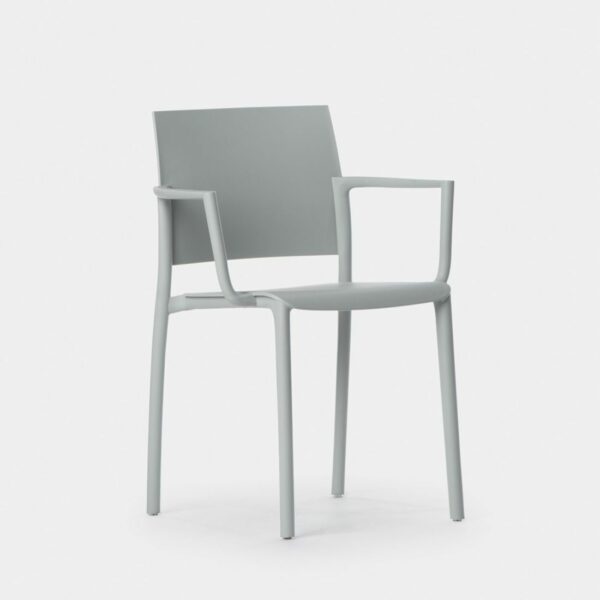 La silla de comedor Jeven se trata de la mejor opción para los amantes del diseños modernos y minimalista. Su acabado en polipropileno con reposabrazos la convierte también en una alternativa perfecta para tu jardín o balcón. Con toda su estructura fabricada en un mismo color