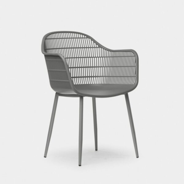 La silla de comedor Soren es una opción perfecta para los que buscan un diseño de tendencia polivalente para interior o exterior. Fabricada en polipropileno con respaldo de rejilla con reposabrazos