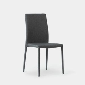 La silla de comedor Quinn en gris oscuro con pata metálica tapizada en el mismo color aportará un aire vanguardista a tu decoración. Su diseño moderno y elegante hace de esta silla un elemento esencial para llenar de vida cualquier salón o comedor. Elige entre una de las 2 combinaciones de colores que tienes disponibles en nuestra web.