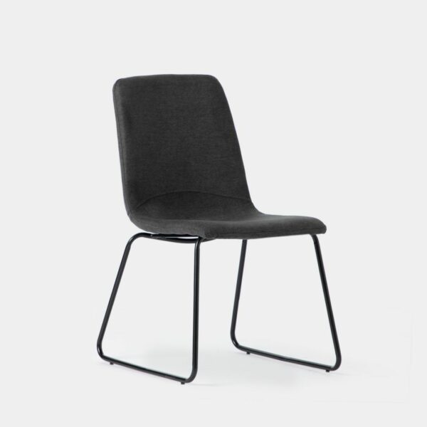 La silla de comedor Ander en gris oscuro con tapizado en poliéster y pata metálica negra es una opción ideal de aquellos que apuestan por un estilo más desenfadado. Con unas líneas que recuerdan a los clásicos del diseño industrial del siglo XX