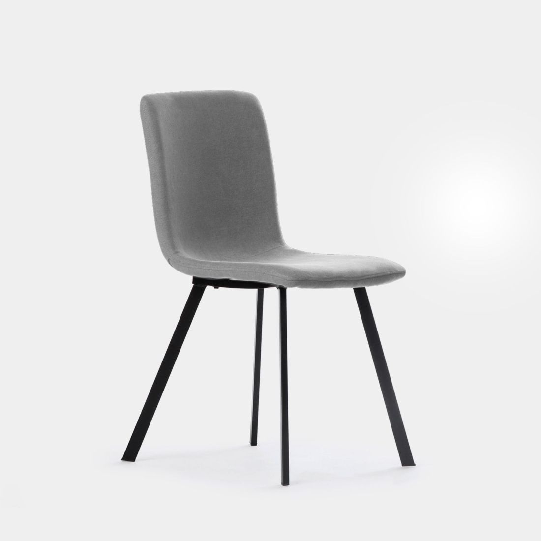 La silla de comedor Maia en tapizado gris con pata metálica negra es capaz de transformar por completo la decoración de tu comedor aportando un extra de elegancia y sofisticación. Un diseño realizado para adaptarse a nuestro cuerpo