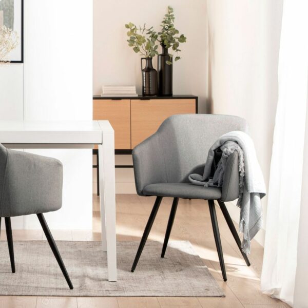hace que sea una silla ideal para combinar con diferentes estilos de decoración. ¡Elige entre uno de los 3 acabados disponibles y añade un toque de originalidad a tu salón!