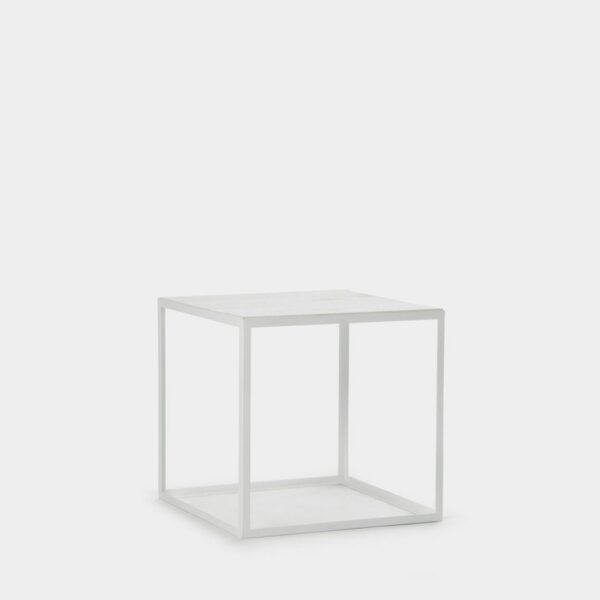 La mesa auxiliar Brena es la mejor opción para tu sala de estar si el estilo que te gusta es el industrial. Su madera blanqueada en el sobre y su estructura metálica blanca la hacen muy versátil a nivel decorativo ya que también combina muy bien con la decoración natural. Es una pieza multifuncional
