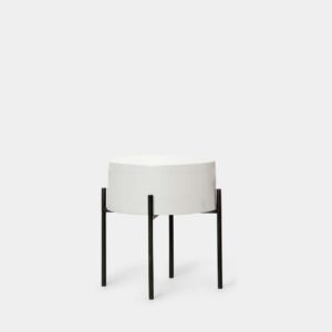 Dale un toque industrial y moderno a tu hogar con la mesa auxiliar redonda Tampa. Se trata de una mesita versátil que puedes utilizar tanto como mesita de noche en el dormitorio como mesita auxiliar junto al sofá