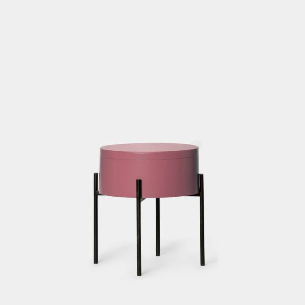 Dale un toque industrial y moderno a tu hogar con la mesa auxiliar redonda Tampa. Se trata de una mesita versátil que puedes utilizar tanto como mesita de noche en el dormitorio como mesita auxiliar junto al sofá