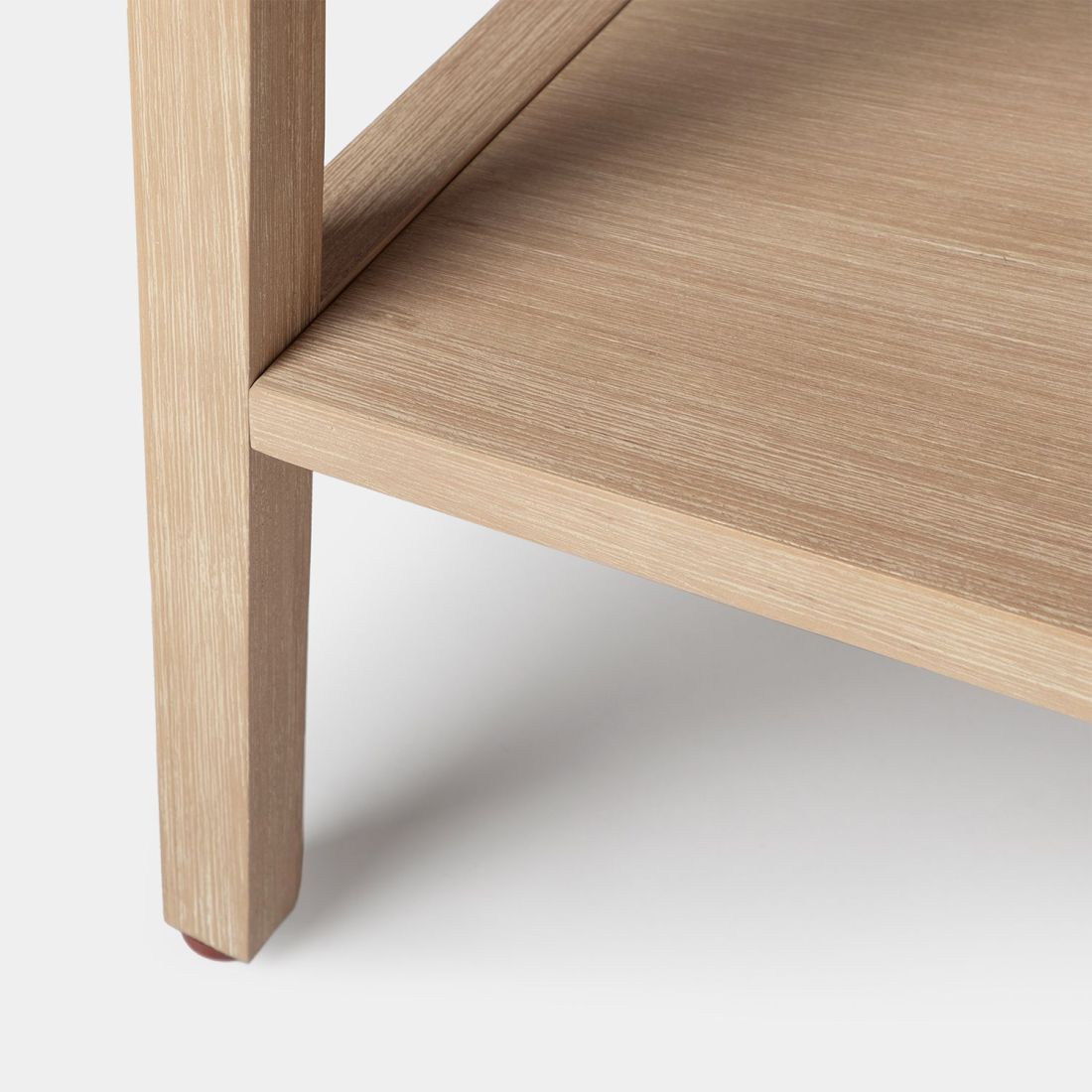 Mesa-de-centro-elevable-en-chapa-natural-y-madera-Mara-2 lo que te permite comer o cenar comodamente desde el sofá. Está disponible en varios acabados.