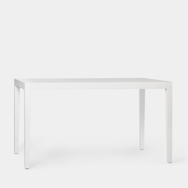 La mesa de comedor rectangular Mara en madera color blanco tiene un diseño sencillo y atemporal idóneo para completar cualquier salón