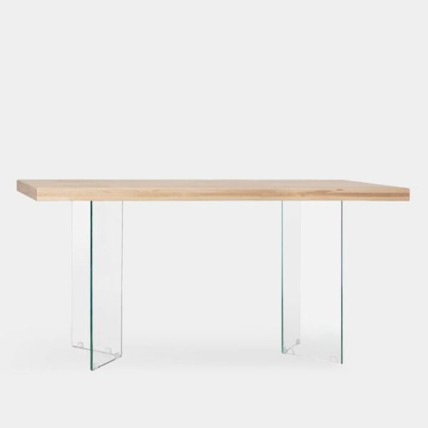 Dale un toque elegante y moderno a tu comedor con la mesa de comedor en madera de roble y pata de cristal Limha. Sus patas de cristal templado dan sensación de amplitud y mejoran la iluminosidad de cualquier estancia. Es apta para 6 comensales e ideal para compartir momentos especiales junto a tus familiares y amigos.