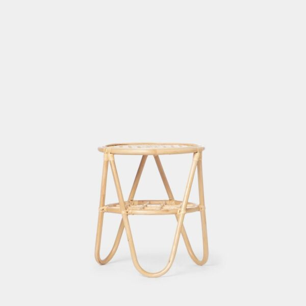 La mesa auxiliar de ratán natural Hame se convertirá en el gran protagonista de tu hogar. Debido a su compacto tamaño es perfecta para colocarla junto al sofá e incluso junto a la cama a modo de mesita de noche. Ha sido fabricada artesanalmente