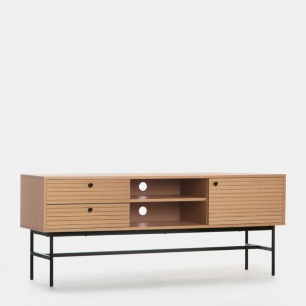 El mueble TV Bremen combina estilo industrial y actualidad. Su acabado en roble y sus patas fabricadas en metal negro le aportan tendencia. Está dotado de dos puertas y cajones en cuyo interior puedes guardar todos tus accesorios multimedia y/o libros que desees. La parte central