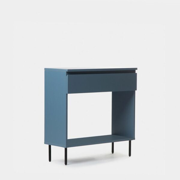 La consola Esben es sinónimo de personalidad. Es una pieza de diseño propio creada por el equipo de Klast Home. Su color azul y sus patas en metal color negro le aportan un estilo industrial sofisticado que respira tendencia. Este mueble recibidor dispone de un cajón superior dónde guardar aquello que desees