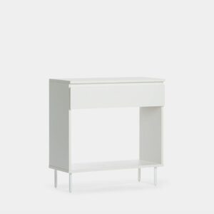 La consola Esben es sinónimo de personalidad. Es una pieza de diseño propio creada por el equipo de Klast Home. Su color blanco y sus patas en metal color blanco le aportan un estilo moderno sofisticado que respira tendencia. Este mueble recibidor dispone de un cajón superior dónde guardar aquello que desees