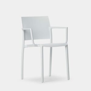 La silla de comedor Jeven se trata de la mejor opción para los amantes del diseños modernos y minimalista. Su acabado en polipropileno con reposabrazos la convierte también en una alternativa perfecta para tu jardín o balcón. Con toda su estructura fabricada en un mismo color