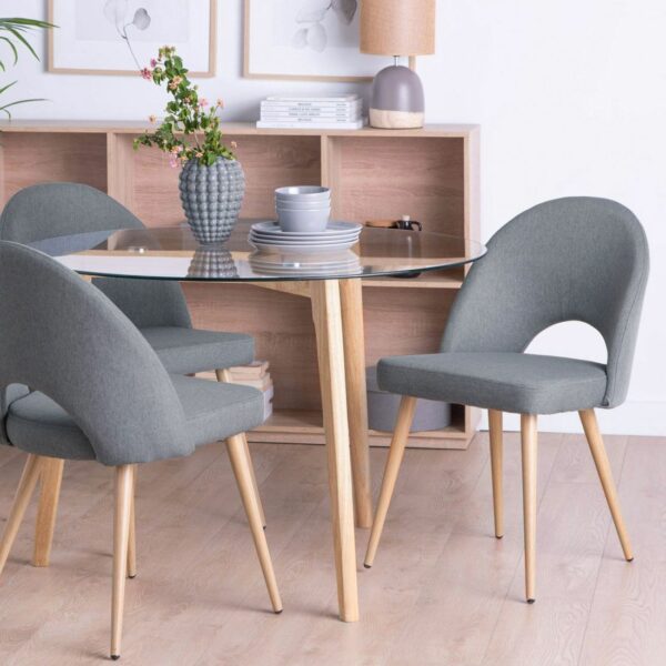 lo que le aporta una sentada realmente confortable. Sus patas metálicas en efecto madera hacen de  esta silla es una opción que encandilará a los amantes del diseño nórdico más actual. Elige entre los 4 colores disponibles en nuestra web y para darle un toque elegante a tu comedor.