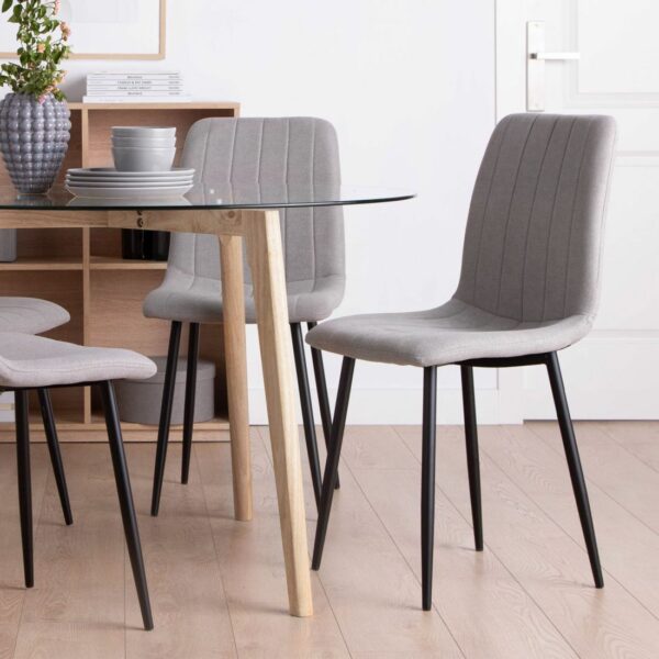 su asiento está fabricado en una única y ergonómica pieza que destaca por su cómoda sentada. Una silla de comedor de estilo contemporáneo que se ha convertido en todo un icono de modernidad y actualidad.