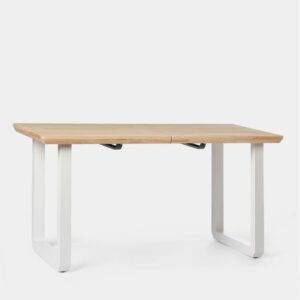 La mesa de comedor rectangular extensbile 140/220 Conor en madera de roble con pata metálica blanca es ideal para completar tu comedor o cocina. Cuenta con un sistema extensible de dos tramos con el que podrás ampliar sus medidas a 180 o 220 sin esfuerzo