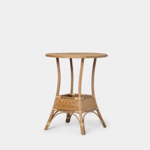 La mesita auxiliar de ratán natural Tono es el complemento ideal para completar la decoración de tu salón o dormitorio. Se trata de una pieza fabricada artesanalmente con ratán natural