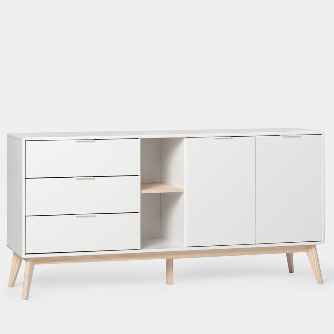 El aparador de estilo nórdico lacado en blanco Troy es el mueble de almacenaje ideal para tu hogar. Gracias a sus tres cajones