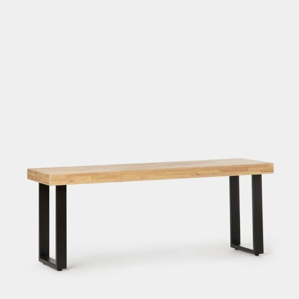 El banco en madera de roble Alys es el complemento perfecto para cualquier hogar que busque aportar un toque industrial y minimalista. Gracias a su diseño sencillo se integra fácilmente en cualquier estancia y se puede usar tanto como de pie de cama o como de banqueta en la zona de entrada. El sobre de madera de roble natural puede presentar ligeras variaciones de color respecto al que se muestra en la imagen. Disponible en varios acabados.