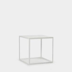 La mesa auxiliar Brena es la mejor opción para tu sala de estar si el estilo que te gusta es el industrial. Su madera blanqueada en el sobre y su estructura metálica blanca la hacen muy versátil a nivel decorativo ya que también combina muy bien con la decoración natural. Es una pieza multifuncional