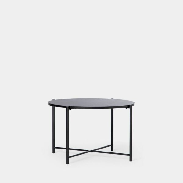 La mesa de centro en efecto mármol y pata metálica negra Bota encajará a la perfección en tu hogar y aportará un toque de elegancia y modernidad. Su sobre de efecto mármol y su pata metálica negra combina fácilmente con cualquier estilo decorativo. También está disponible con el sobre en blanco