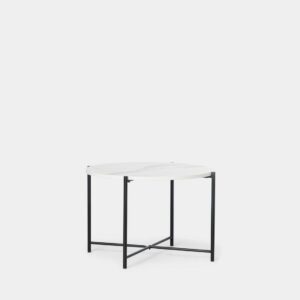 La mesa de centro en efecto mármol y pata metálica negra Bota encajará a la perfección en tu hogar y aportará un toque de elegancia y modernidad. Su sobre de efecto mármol y su pata metálica negra combina fácilmente con cualquier estilo decorativo. También está disponible con el sobre en negro