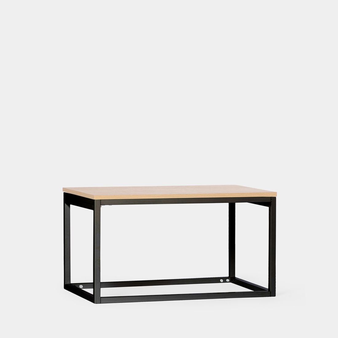 Consigue ese estilo industrial que está tan de moda con la mesa de centro elevable Navan. Se trata de una pieza de líneas rectas y puras que encaja en cualquier estilo decorativo. Gracias a su sobre elevable podrás trabajar con tu ordenador o comer cómodamente desde el sofá. Está disponible en varios acabados