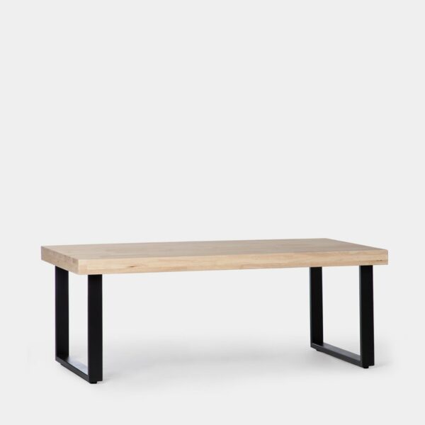Aporta un toque industrial y moderno a tu salón con la mesa de centro Yanin. Se trata de una mesa minimalista fabricada en madera de roble y metal lacado en negro que destaca por su sencillez y ligereza. El sobre de madera de roble natural puede presentar ligeras variaciones de color respecto al que se muestra en la imagen. Está disponible en varios acabados
