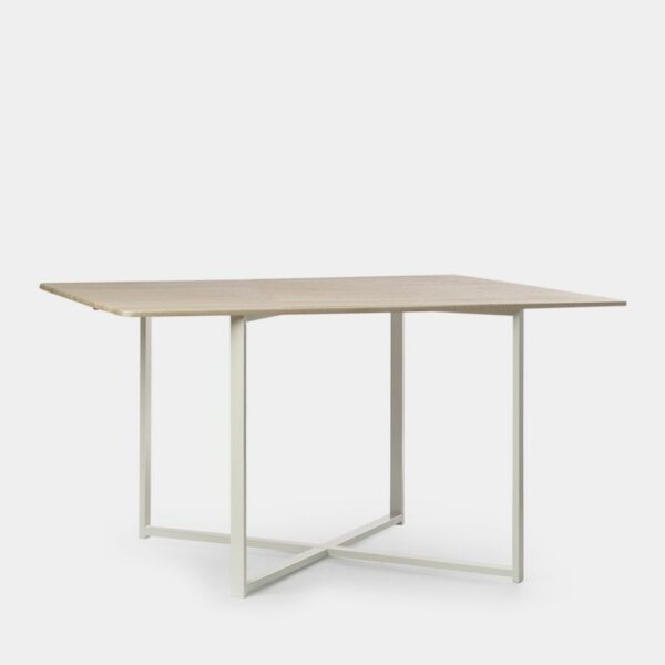 La mesa de comedor rectangular Even presenta un diseño moderno y minimalista. Su sobre en acabado natural efecto roble blanqueado y con patas de acero pintado en color blanco la convierten en la selección perfecta para tu salón