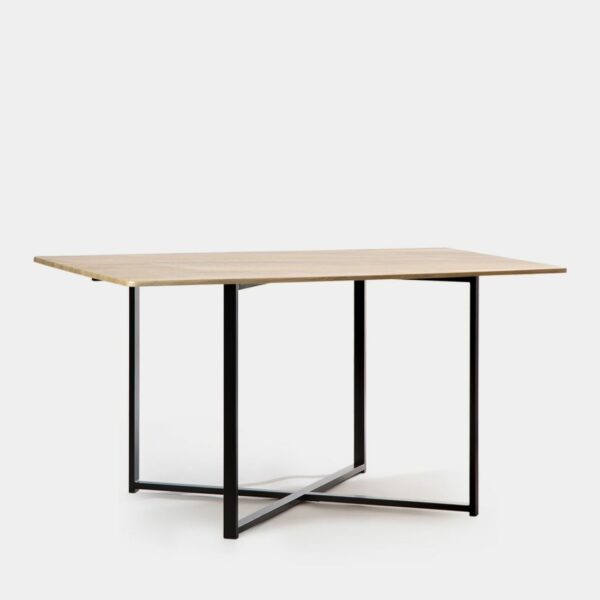 La mesa de comedor rectangular Even presenta un diseño moderno y minimalista. Su sobre en acabado natural efecto roble y con patas de acero pintado en color negro la convierten en la selección perfecta para tu salón