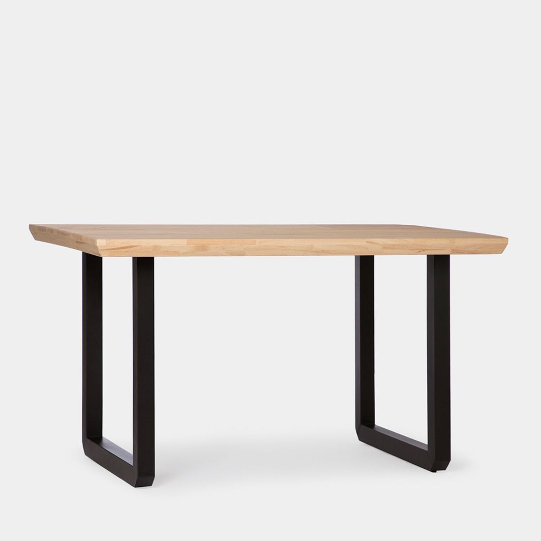 La mesa de comedor Conor en madera de roble con pata metálica negra de líneas rectas es ideal para completar la decoración de tu comedor o cocina. Es apta para 6 comensales e ideal para compartir tus mejores momentos con familia o amigos. Su estilo atemporal hace que sea capaz de encajar en cualquier estilo decorativo. Tambié está disponible con las patas en blanco