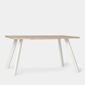 La mesa de comedor rectangular Laina en acabado natural y patas metálicas blancas encaja que en cualquier estilo decorativo. Es apta para 6 comensales