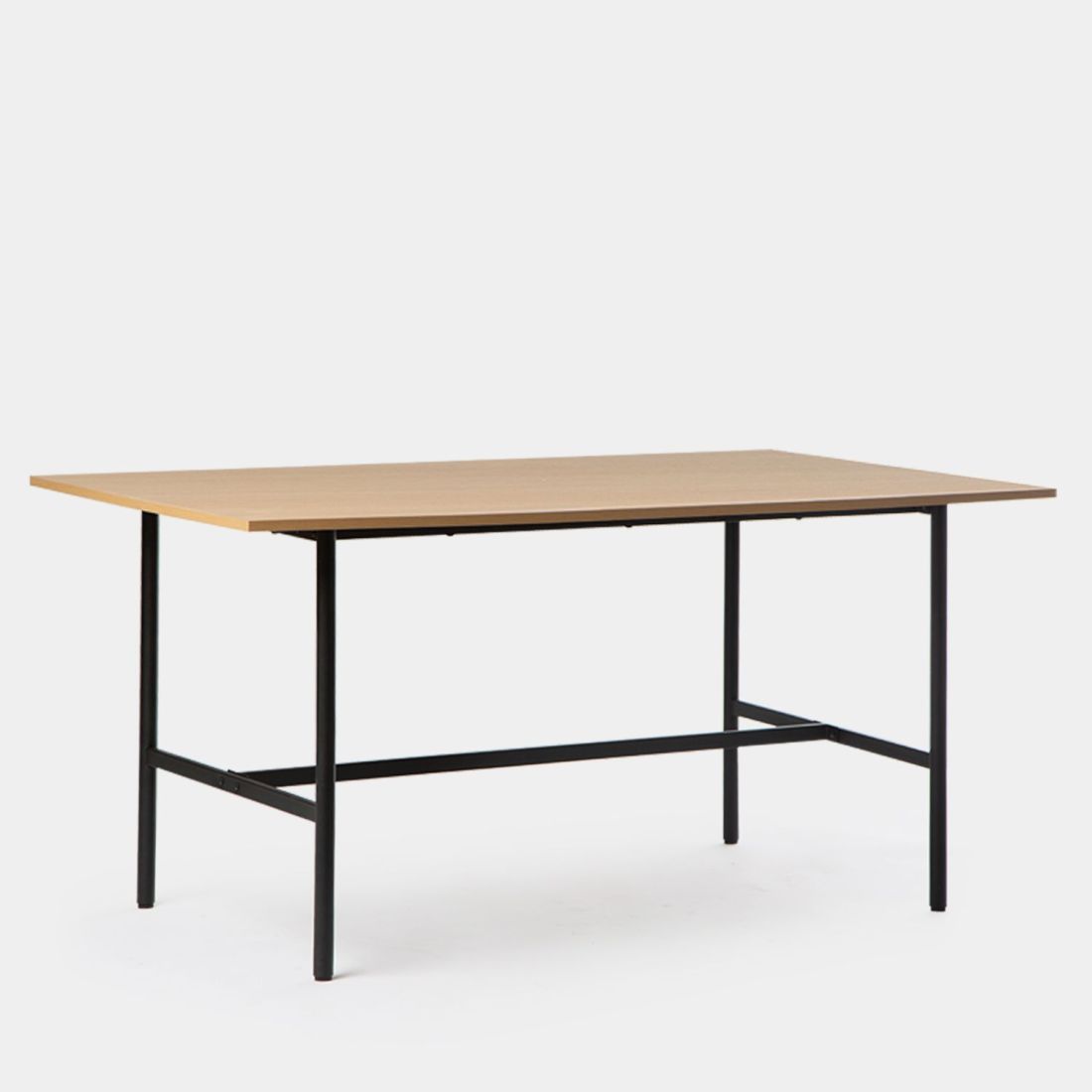 La mesa de comedor rectangular Beka de estilo industrial no te la puedes perder. Incorpora un tablero en acabado natural con patas en metal pintado negro que le dan un aire actual y de tendencia. Es muy gruesa y resistente. Es apta para 6 comensales e ideal para compartir tus mejores momentos con familia o amigos. Su estilo atemporal la hace perfecta para tu salón comedor