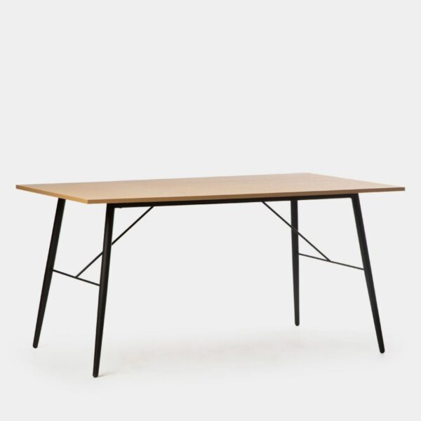 La mesa de comedor rectangular Clemens de estilo industrial no te la puedes perder. Incorpora un tablero en acabado natural con patas en metal pintado negro que le dan un aire actual y de tendencia. Es muy gruesa y resistente. Es apta para 6 comensales e ideal para compartir tus mejores momentos con familia o amigos. Su estilo atemporal la hace perfecta para tu salón comedor