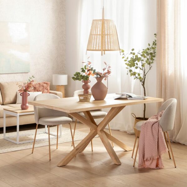 comedor o cocina. Su sobre de chapa natural y su estructura de madera maciza aportarán calidez a tu hogar. Gracias a sus dimensiones podrás reunir hasta 6 comensales y disfrutar del tiempo libre junto a familiares y amigos.
