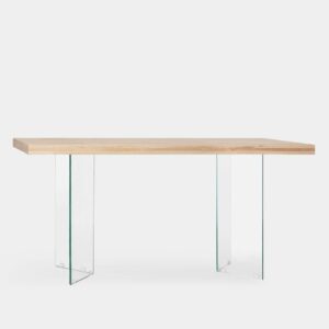 Dale un toque elegante y moderno a tu comedor con la mesa de comedor en madera de roble y pata de cristal Limha. Sus patas de cristal templado dan sensación de amplitud y mejoran la iluminosidad de cualquier estancia. Es apta para 6 comensales e ideal para compartir momentos especiales junto a tus familiares y amigos.