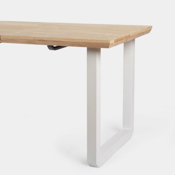 pasando de una mesa de 6 comensales a una de 8 en cuestión de segundos. Disponible en varios acabados.