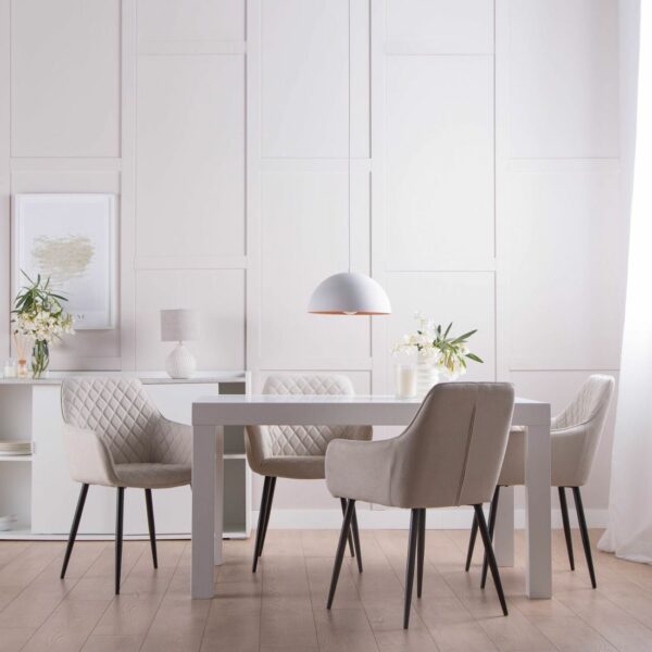 la mesa tiene una dimensión de 140x90 cms apta para 6 comensales y una vez extendida puede hacer hasta 200x90 cms dando capacidad de hasta 8 comensales.