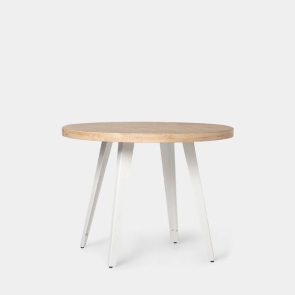 La mesa de comedor extensible Anais en madera de roble con pata metálica blanca es un básico que quedará genial en tu comedor o cocina. Además