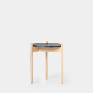 La mesita auxiliar en mármol y madera Bolo se convertirá en el complemento ideal de la decoración de tu hogar. Gracias a su compacta dimensión es el complemento ideal para tu salón