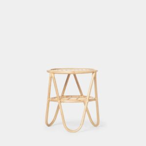 La mesa auxiliar de ratán natural Hame se convertirá en el gran protagonista de tu hogar. Debido a su compacto tamaño es perfecta para colocarla junto al sofá e incluso junto a la cama a modo de mesita de noche. Ha sido fabricada artesanalmente