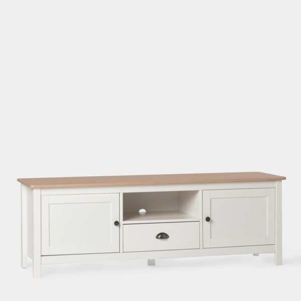 El mueble de TV lacado en blanco Clio tiene un diseño clásico que combina perfectamente en cualquier estancia y estilo decorativo. Gracias a sus dos puertas y su cajón podrás aprovechar al máximo el espacio. Combínalo con el aparador Clio y consigue el look completo para tu salón.
