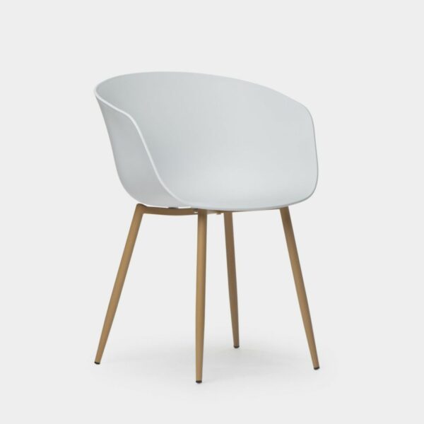 La silla de comedor Clem se trata de un original diseño con respaldo semicerrado en forma de pequeño reposabrazos fabricado en polipropileno. Disponible en 2 tonalidades y con pata metálica en color natural efecto madera