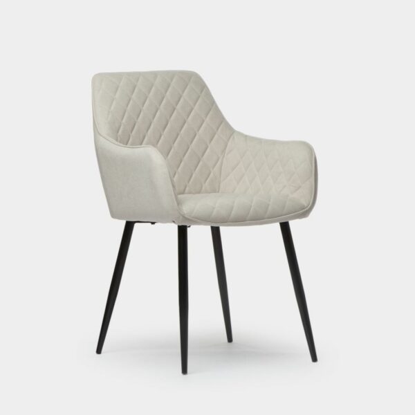 Las silla de comedor tapizada Lizel con pata metálica negra es una apuesta por el confort gracias a su forma ergonómica con reposabrazos integrado. Su acabado en poliéster con dibujo en rombos está disponible en 2 colores