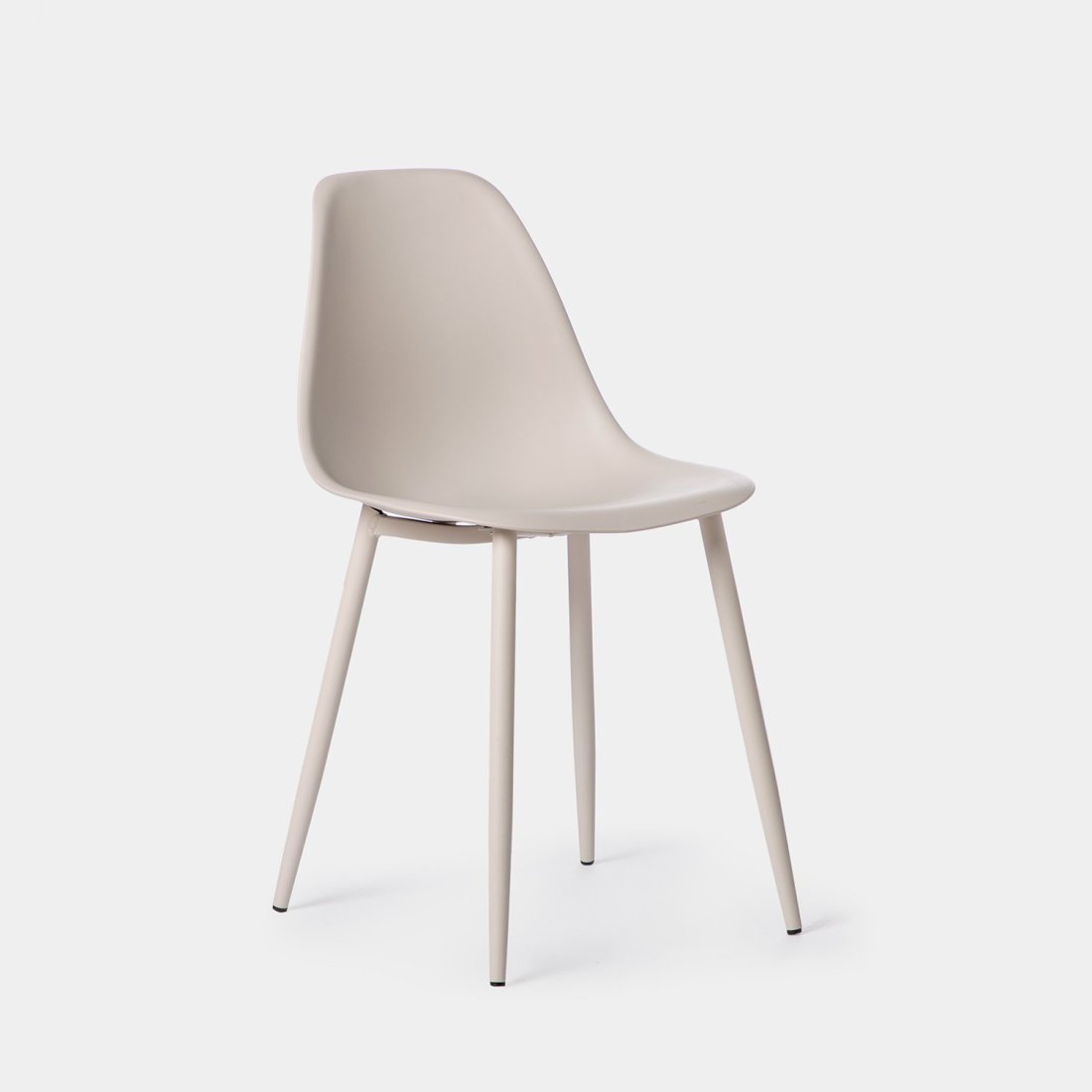 La silla de comedor Nina de líneas armónicas y sencillas combina ligereza y funcionalidad. Está fabricada en polipropileno de alta durabilidad