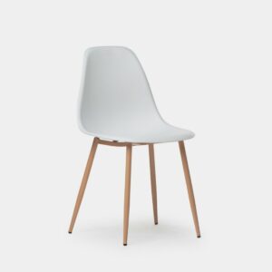 La silla de comedor Nina de líneas armónicas y sencillas combina ligereza y funcionalidad. Está fabricada en polipropileno de alta durabilidad