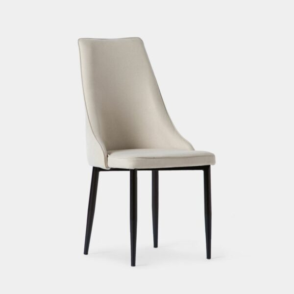 La silla de comedor Agnes tapizada en poliéster y con pata metálica negra presenta un diseño con un aire vintage y líneas completamente atemporales. Además de aportar elegancia y personalidad a tu comedor